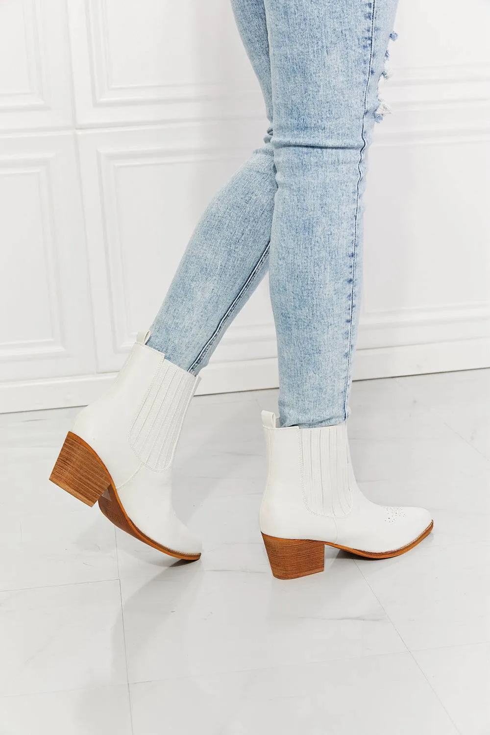 Love the Journey  - Stacked Heel Chelsea Boot in White For women