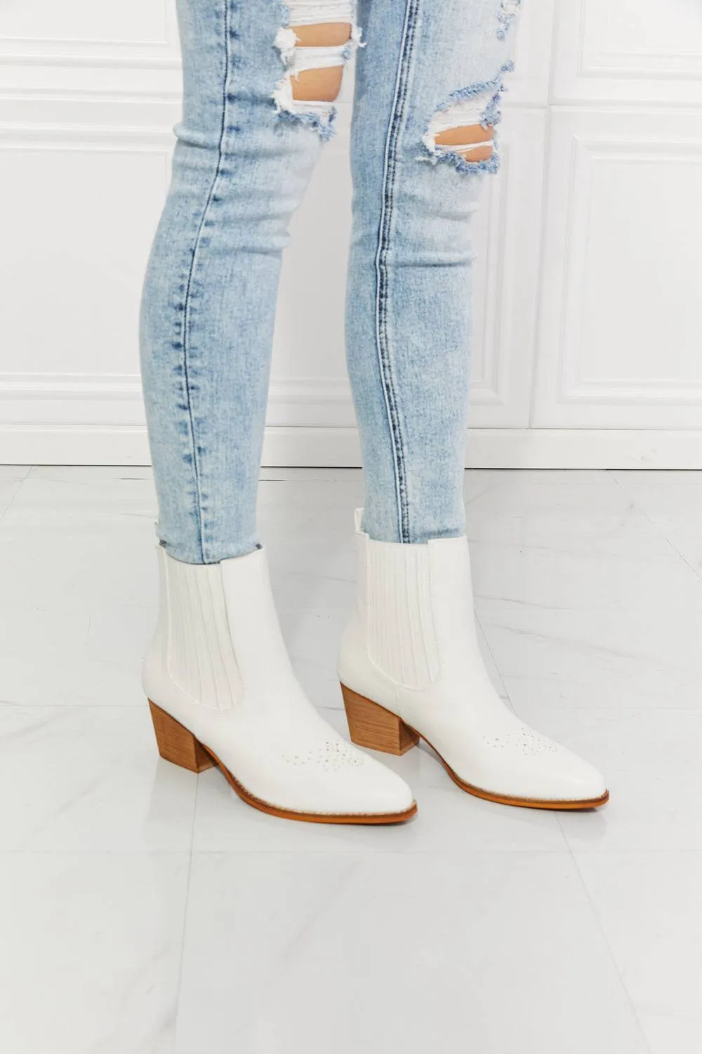 Love the Journey  - Stacked Heel Chelsea Boot in White For women